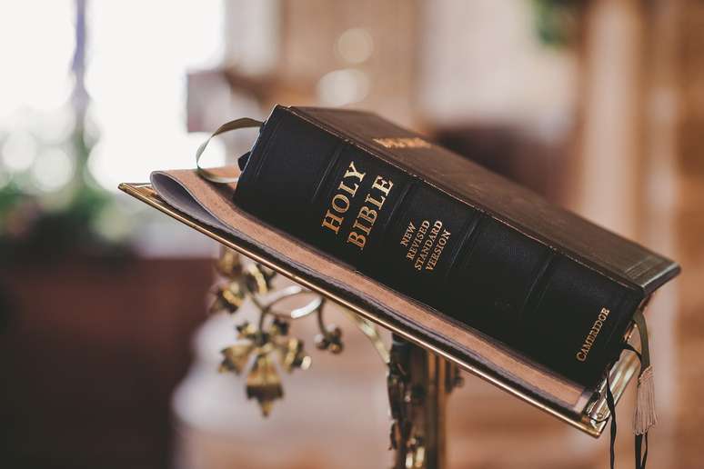 A Bíblia é considerada um guia espiritual e moral para católicos e evangélicos