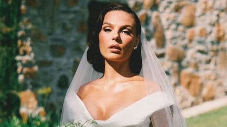 Isis Valverde reveals a splendid wedding dress Isis Valverde reveals a splendid wedding dress