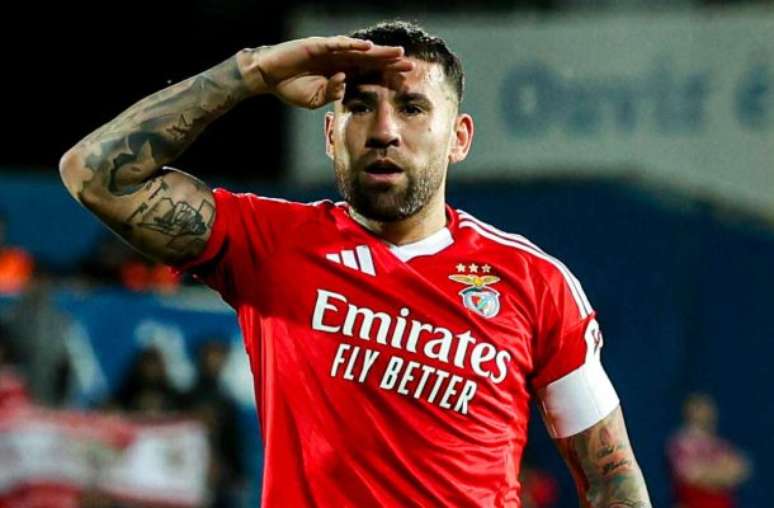 Benfica wins Estoril and provisionally takes on the leadership of the Portuguese Benfica wins Estoril and provisionally takes on the leadership of the Portuguese
