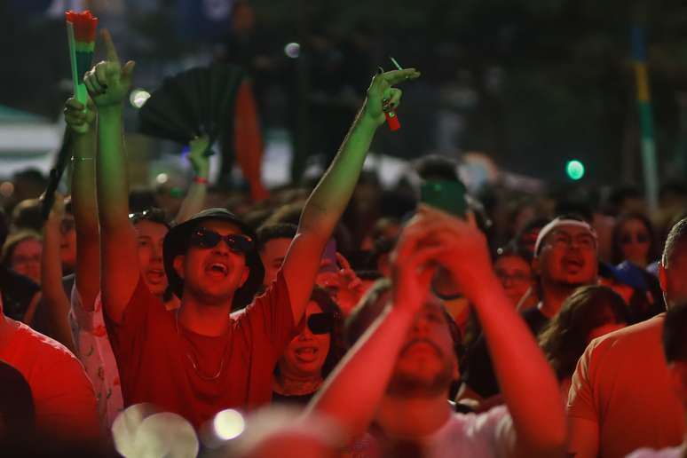 Fãs de Lady Gaga lotam a Praia de Copacabana 