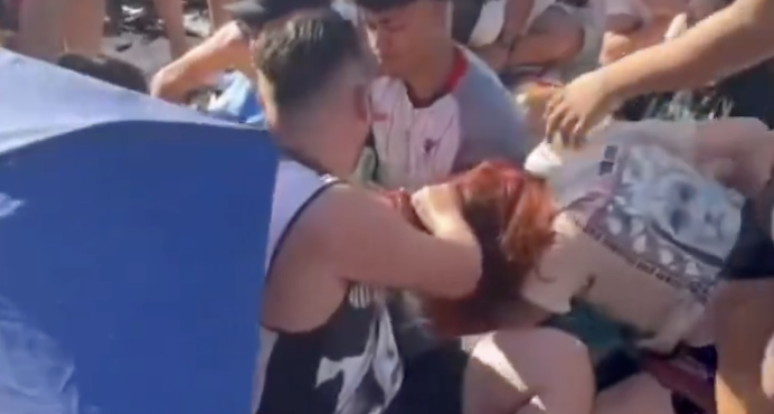 Tugs and hair thrust: Lady Gaga fans fight on Copacabana beach Tugs and hair thrust: Lady Gaga fans fight on Copacabana beach