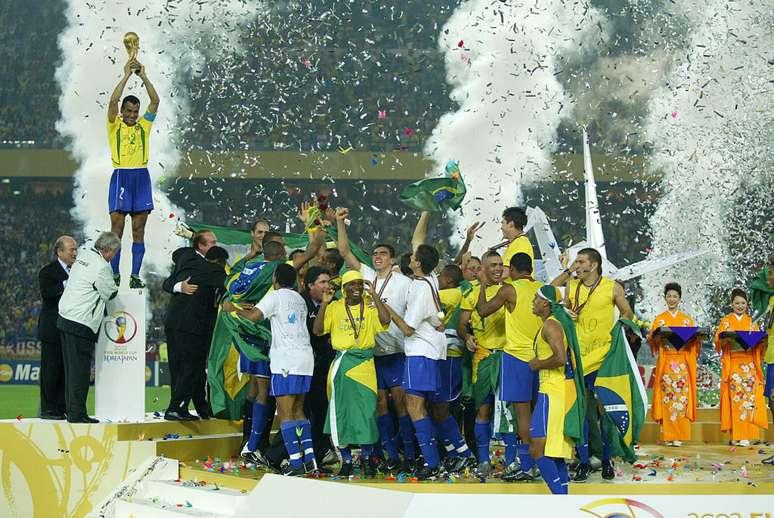 Cafu levanta o troféu da Copa do Mundo