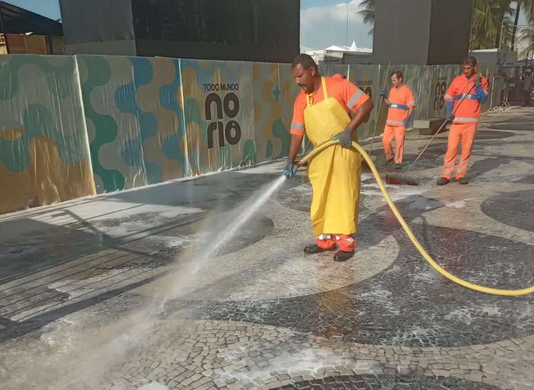 Comlurb promove maior operação de limpeza hidráulica da história para show de Lady Gaga na praia de Copacabana.