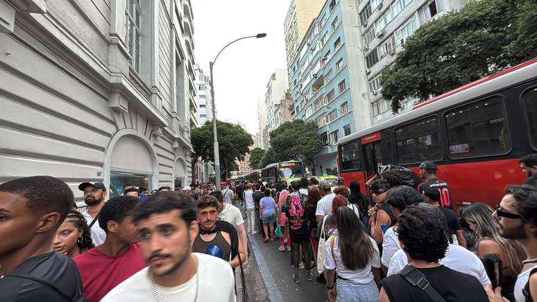Fãs continuam chegando para show de Lady Gaga, em Copacabana