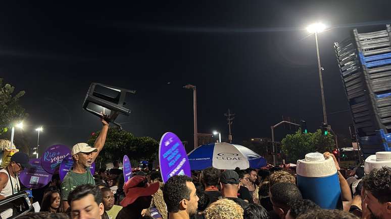 ‘Ó, o camarote’: ambulantes vendem banquinhos para show de Lady Gaga no Rio