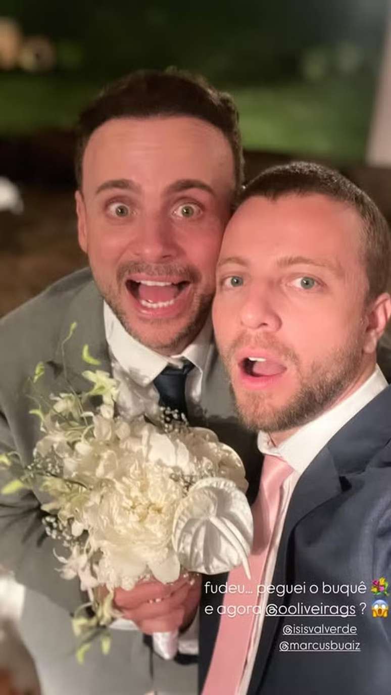 Leo Fuchs takes a bouquet in marriage by Isis Valverde - Instagram