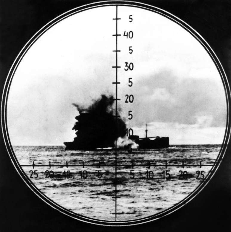 Vista pelo perisc&oacute;pio: um navio afundando ap&oacute;s ser atingido por um torpedo de um U-boat em 1942