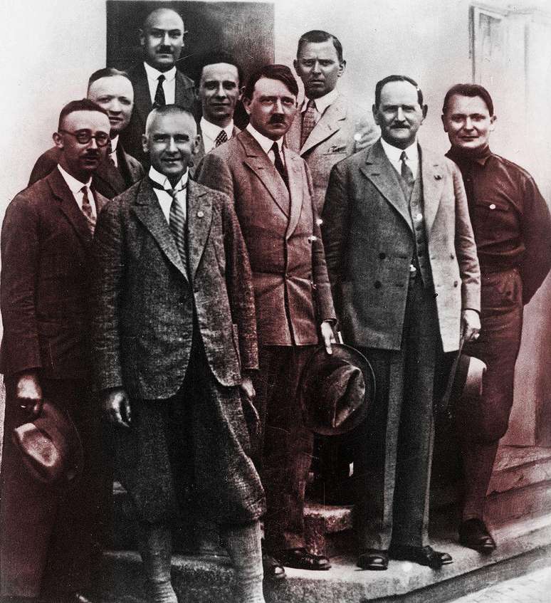 Himmler (primeiro &agrave; esquerda) e G&ouml;ring (primeiro &agrave; direita) estavam com Hitler (ao centro) desde o in&iacute;cio. Foto da lideran&ccedil;a do Partido Nazista em 1930