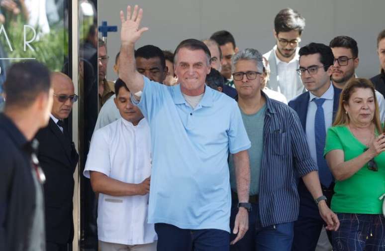 O ex-presidente Jair Bolsonaro cumprimenta apoiadores ao deixar o hospital DF Star em Brasília