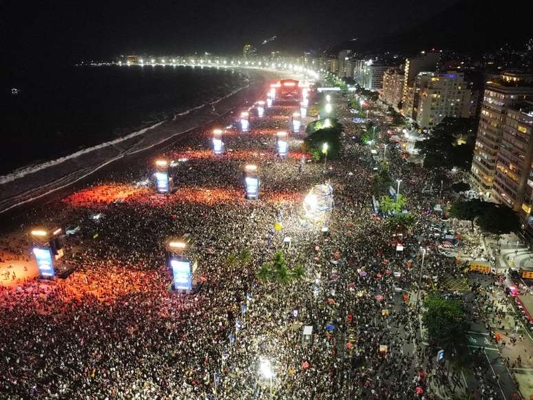 Multid&atilde;o reunida para ver Lady Gaga em Copacabana &mdash;