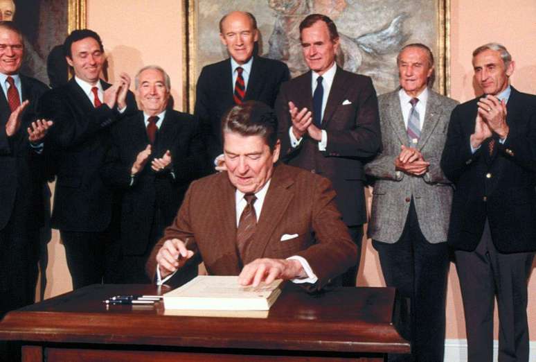 Em 1986, Reagan assinou a &uacute;ltima anistia aprovada nos EUA para imigrantes indocumentados