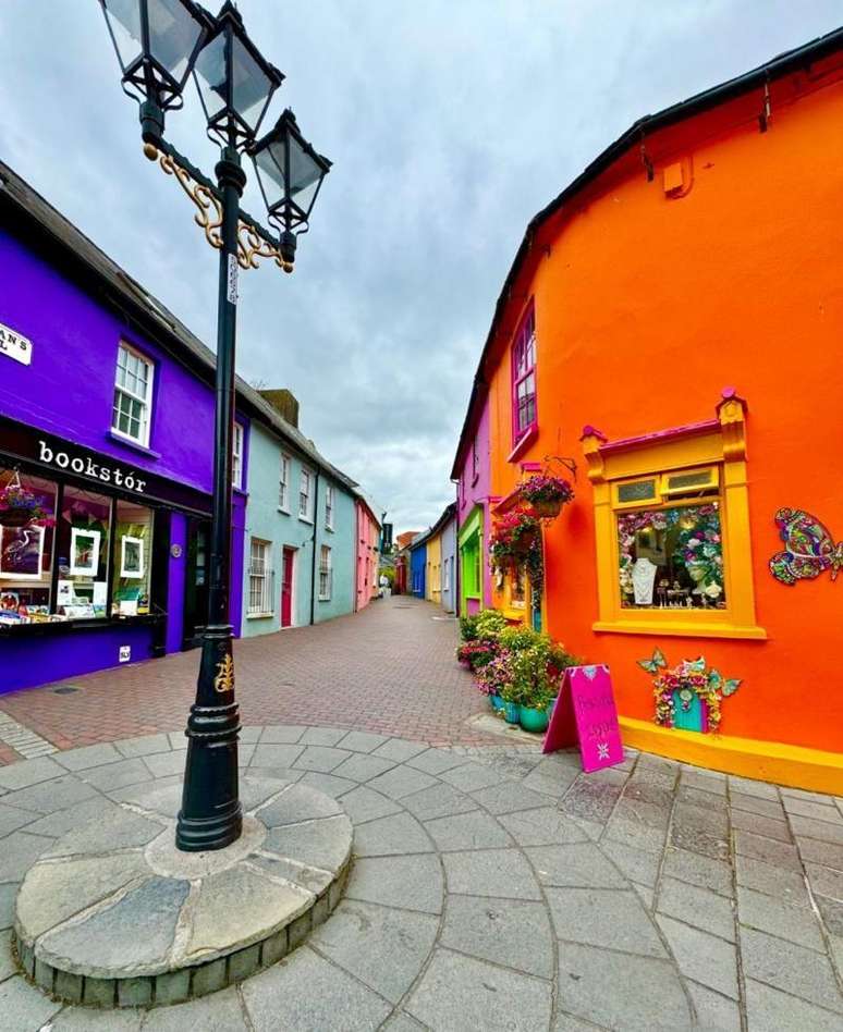 As cores vibrantes das casas formam um belo contraste com o céu nublado de Kinsale.
