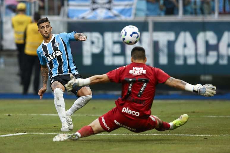 Cristian Olivera, autor do gol do Gr&ecirc;mio, finalizando &ndash;
