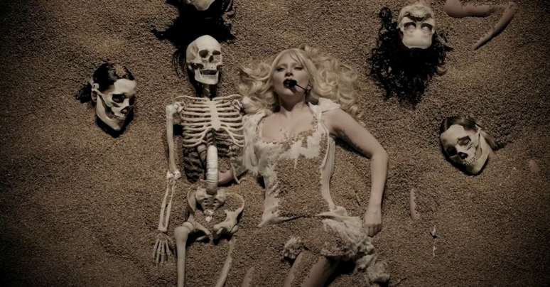 The web is frightened by Lady Gaga singing with Skull The web is frightened by Lady Gaga singing with Skull