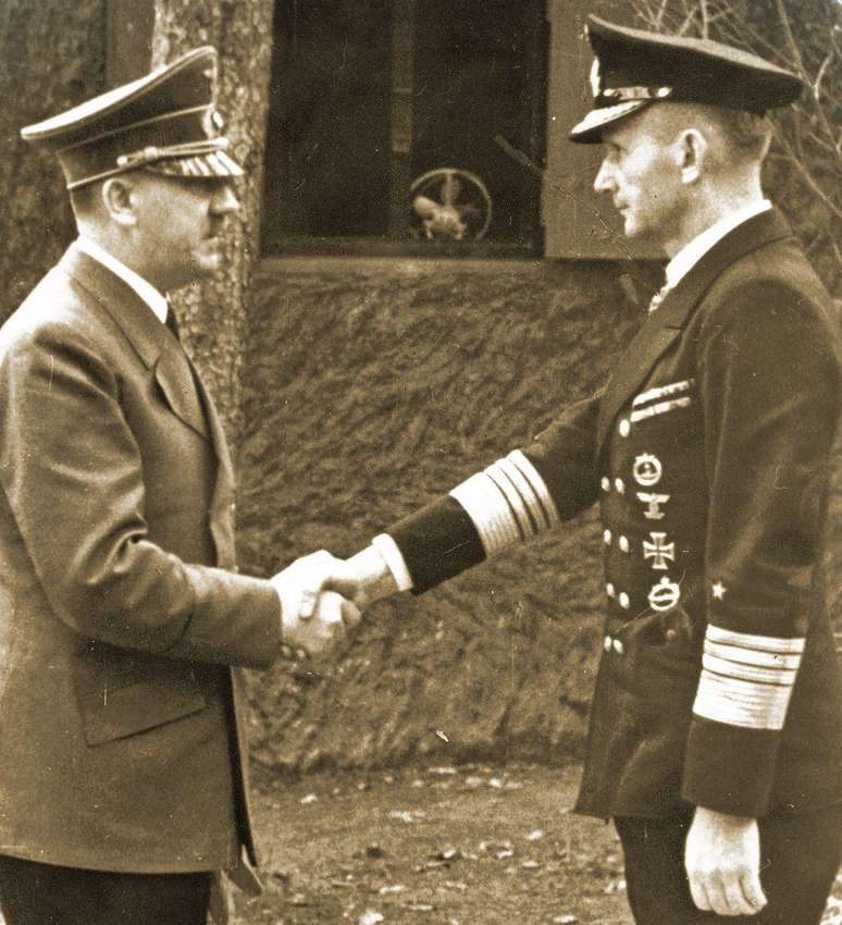 Segundo D&ouml;nitz, foi apenas durante o julgamento em Nuremberg que se deu conta de que n&atilde;o havia cumprido os desejos de seu adorado F&uuml;hrer