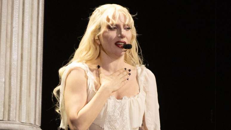 At the end of his historical show in Copacabana, Lady Gaga was electrified with the fans who sang At the end of his historical show in Copacabana, Lady Gaga was electrified with the fans who sang