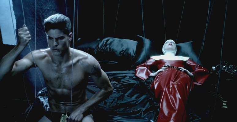 O mineiro Evandro Soldati, na &eacute;poca com 24 anos, na sequ&ecirc;ncia final do clipe de 'Alejandro' com Lady Gaga