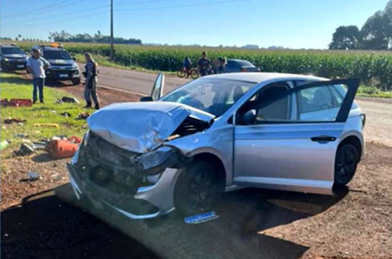 Carro ficou parcialmente destru&iacute;do