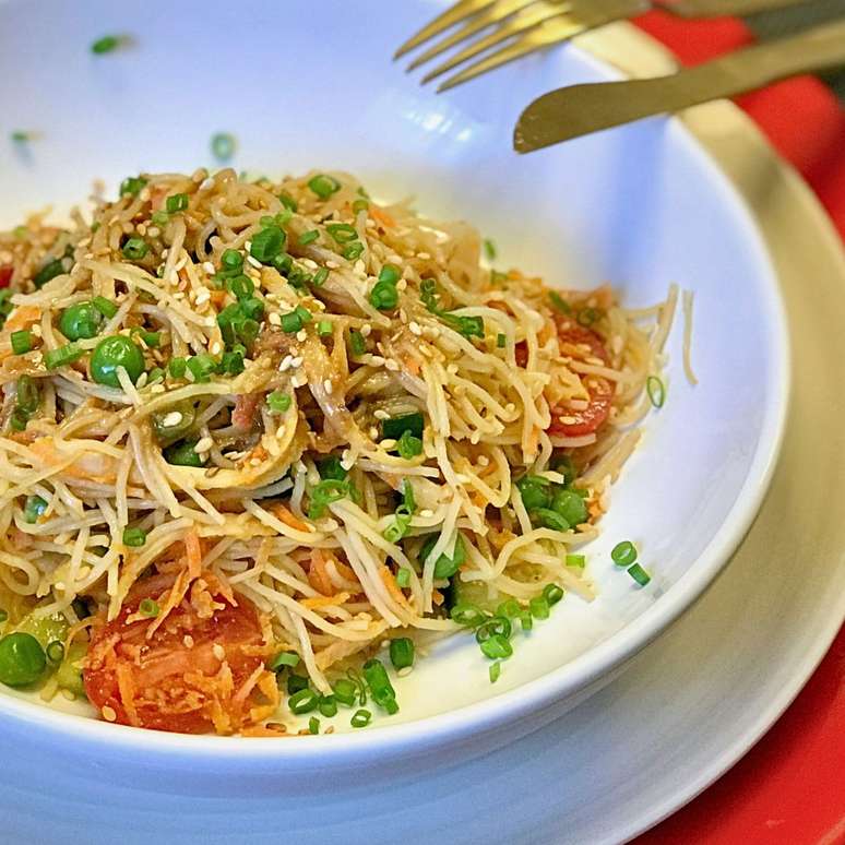 SALADA DE BIFUM, KANI, PEPINO E GERGELIM -  feita de macarrão orental sem trigo