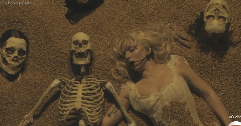 Gaga e esqueletos