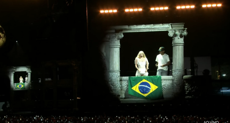 Lady Gaga fala com público: 'Profundamente grata'