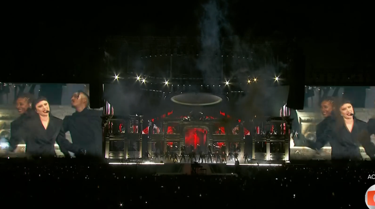 Lady Gaga perfoma "Born This Way"