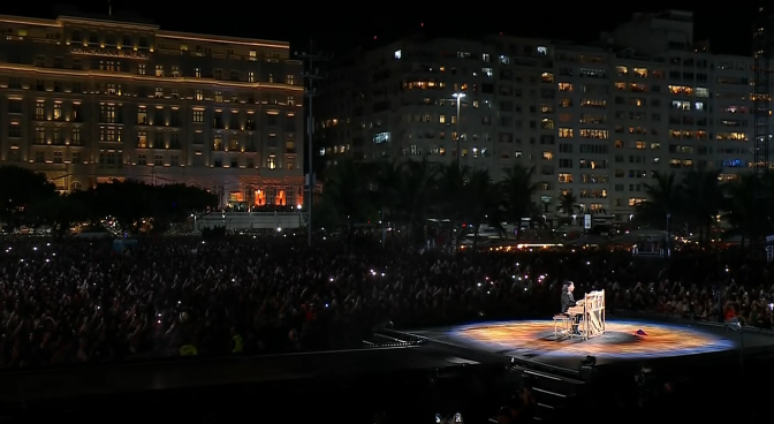 Lady Gaga no piano