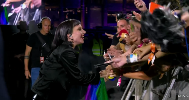 Gaga ergue bandeira LGBT e cumprimenta fãs