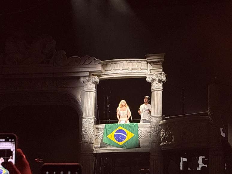Lady Gaga reads the letter to the fans, explains the delay to return to Brazil and cries with cries: “I love you”
