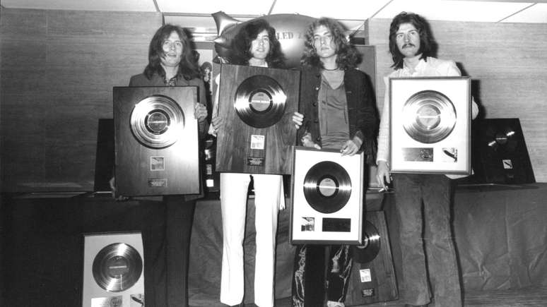 Led Zeppelin com discos de ouro -