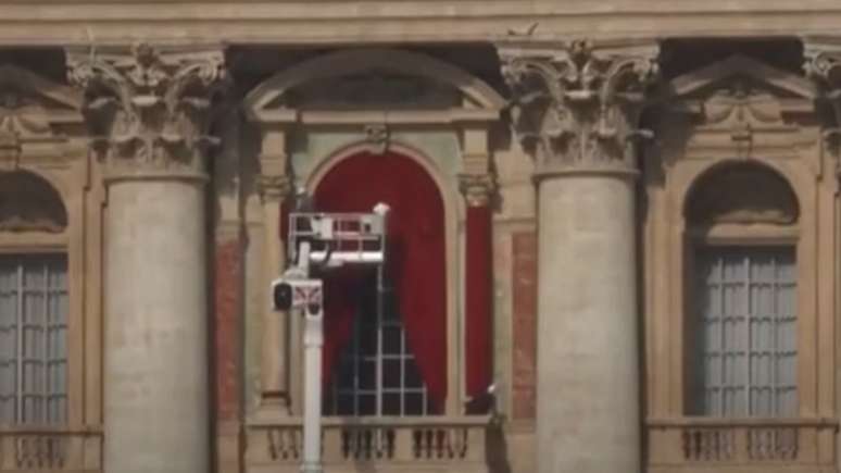 &Eacute; nesse espa&ccedil;o que o pr&oacute;ximo pont&iacute;fice far&aacute; sua primeira apari&ccedil;&atilde;o ao p&uacute;blico, concedendo a b&ecirc;n&ccedil;&atilde;o Urbi et Orbi logo ap&oacute;s ser eleito