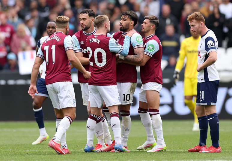Paquet&aacute; recebendo apoio de jogadores do West Ham 