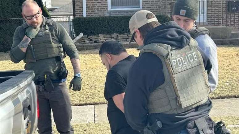 Imigrante ilegal preso por agentes do governo Trump em Chicago em 26 de janeiro de 2025