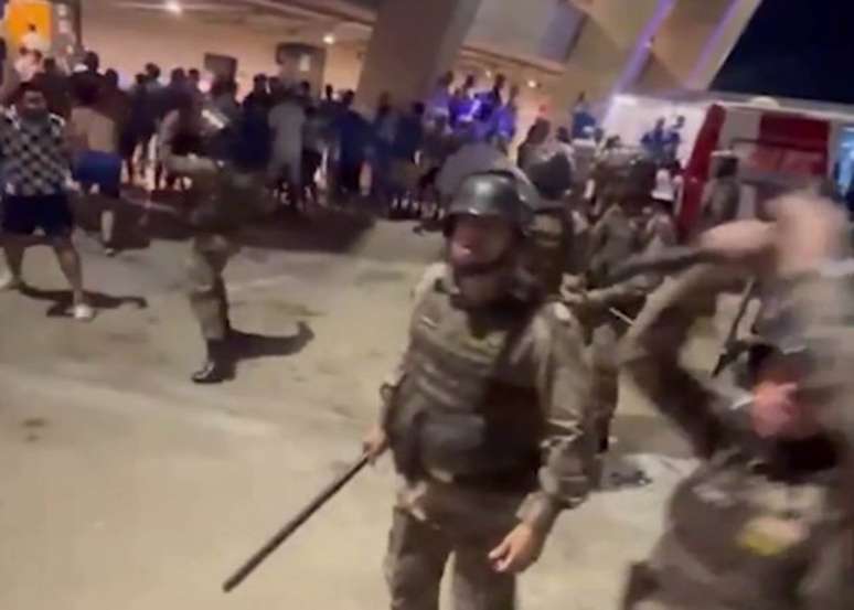 Un fanático del crucero condena una lesión de la policía militar -