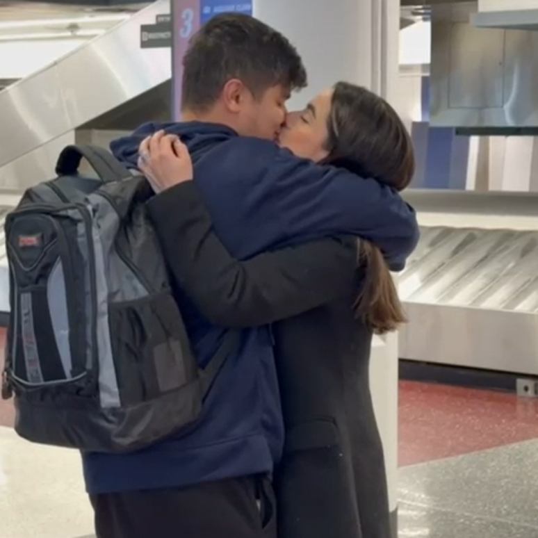 Reencontro entre Lucas e a fam&iacute;lia no aeroporto de Boston