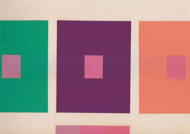 Quadrados verdes, roxos e laranjas com quadrados menores em tons de rosa colocados em seus centros e na parte inferior da imagem