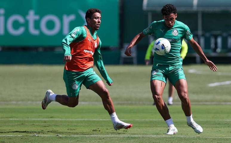 Marcos Rocha (esquerda) e Luighi durante treinamento na Academia de Futebol. (