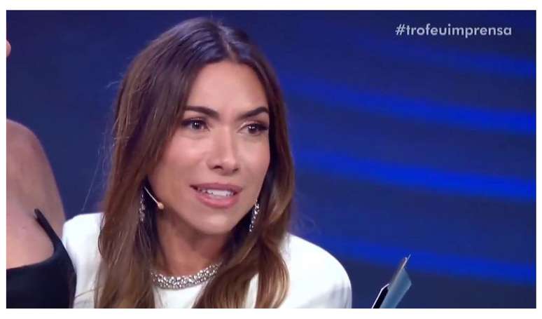 Patr&iacute;cia Abravanel se emocionou ao receber o Trof&eacute;u Imprensa neste domingo, 4 de maio de 2025.