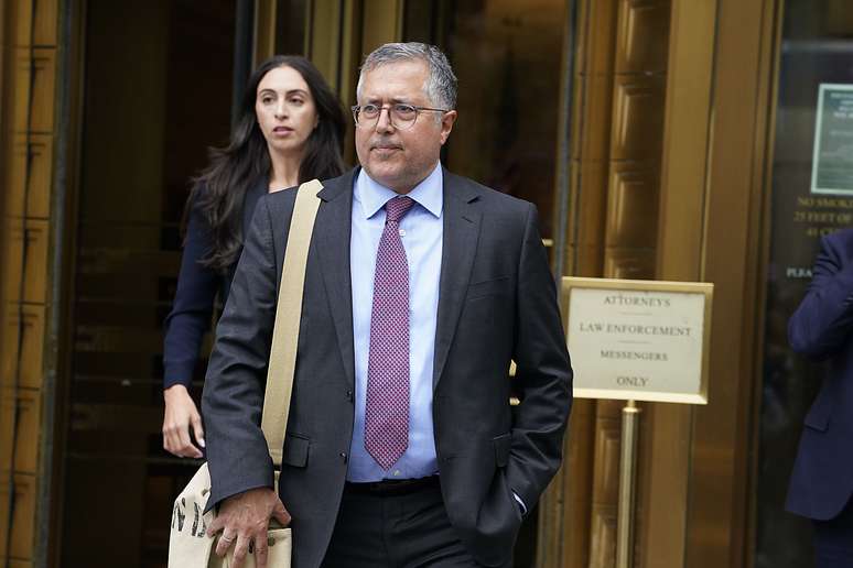 NOVA YORK, NOVA YORK - 17 DE SETEMBRO: O advogado de Sean Combs, Marc Agnifilo, deixa o Tribunal Distrital dos EUA em 17 de setembro de 2024, na cidade de Nova York. O magnata da m&uacute;sica Sean "Diddy" Combs foi preso em Manhattan em 16 de setembro em uma investiga&ccedil;&atilde;o de tr&aacute;fico sexual ap&oacute;s uma acusa&ccedil;&atilde;o federal. (Foto de John Lamparski/Getty Images)