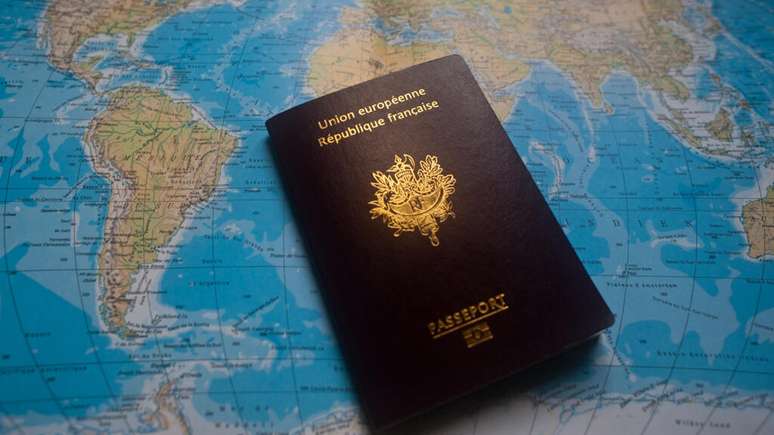 Foto ilustrativa de um passaporte franc&ecirc;s.