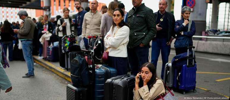 Passageiros com trens atrasados esperam por not&iacute;cias na esta&ccedil;&atilde;o de trem de Madri