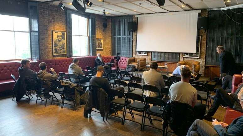 O evento foi realizado em uma sala privativa no prestigiado Frontline Club, em Londres