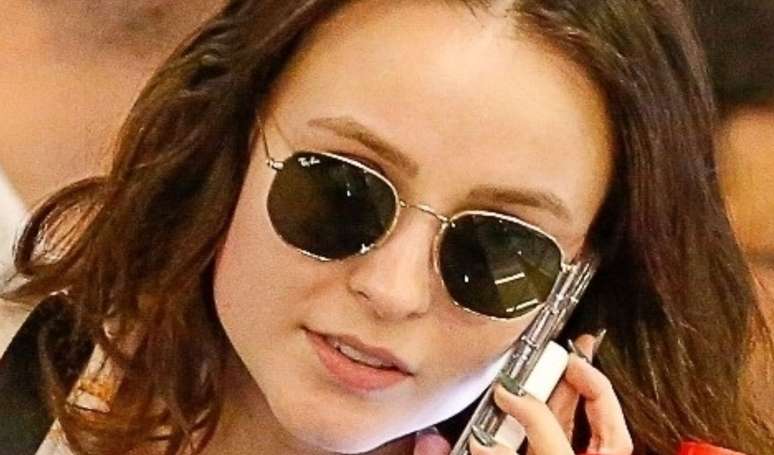 Larissa Manoela sa Cheartas! Foghlaim cén fáth a rachaidh an lipéad i muinín conradh saoil an aisteora a shínigh na tuismitheoirí.