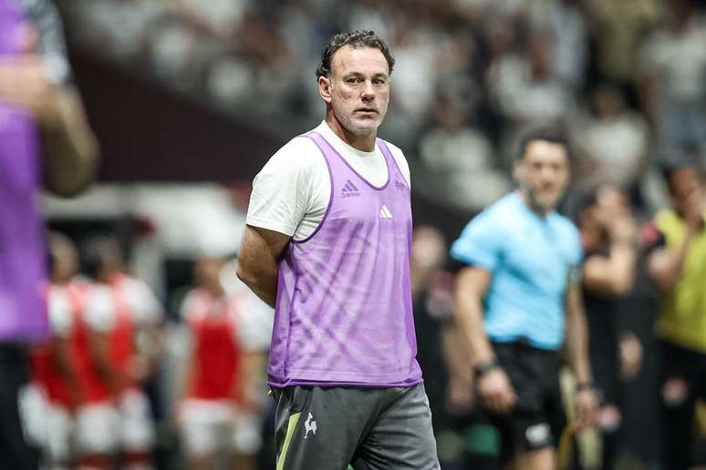 Gabriel Milito em sua passagem recente pelo futebol brasileiro &ndash;