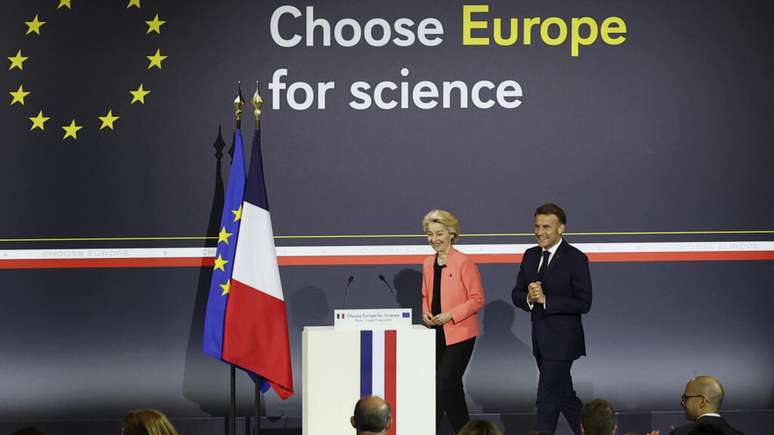 O presidente franc&ecirc;s, Emmanuel Macron, e a presidente da Comiss&atilde;o Europeia, Ursula Von der Leyen, participam do evento "Choose Europe for Science", para incentivar pesquisadores e cientistas de todo o mundo a praticar na Europa, na Universidade Sorbonne, em Paris, nesta segunda-feira.