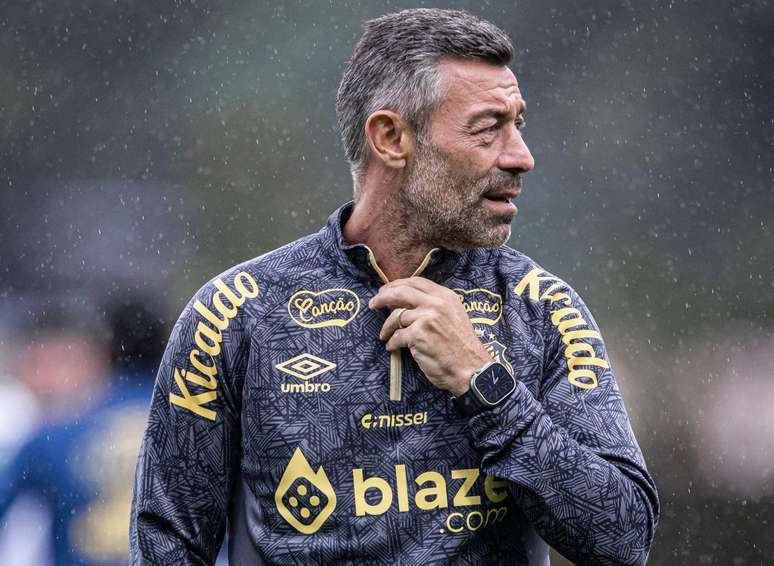 Pedro Caixinha durante treino 