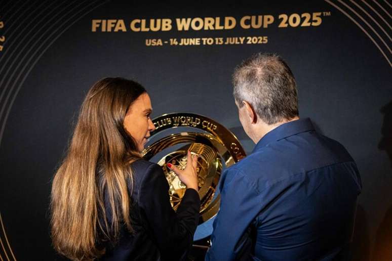 Ta&ccedil;a do Mundial de Clubes j&aacute; est&aacute; na G&aacute;vea, sede do Flamengo &ndash;