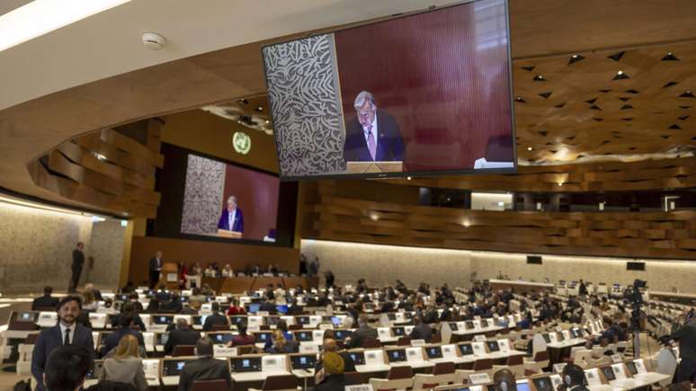 O secret&aacute;rio-geral da ONU, Ant&oacute;nio Guterres, participa por videoconfer&ecirc;ncia de uma sess&atilde;o na sede das Na&ccedil;&otilde;es Unidas em Genebra, em 24 de fevereiro de 2025.