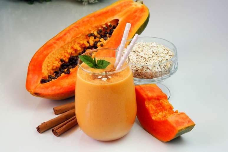 Vitamina termog&ecirc;nica de mam&atilde;o, aveia e canela 