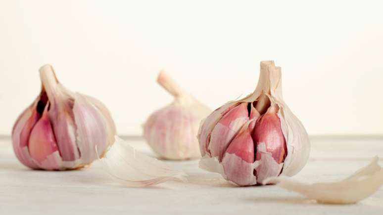 Aprenda a medir as energias do seu lar com um copo d'&aacute;gua e dentes de alho